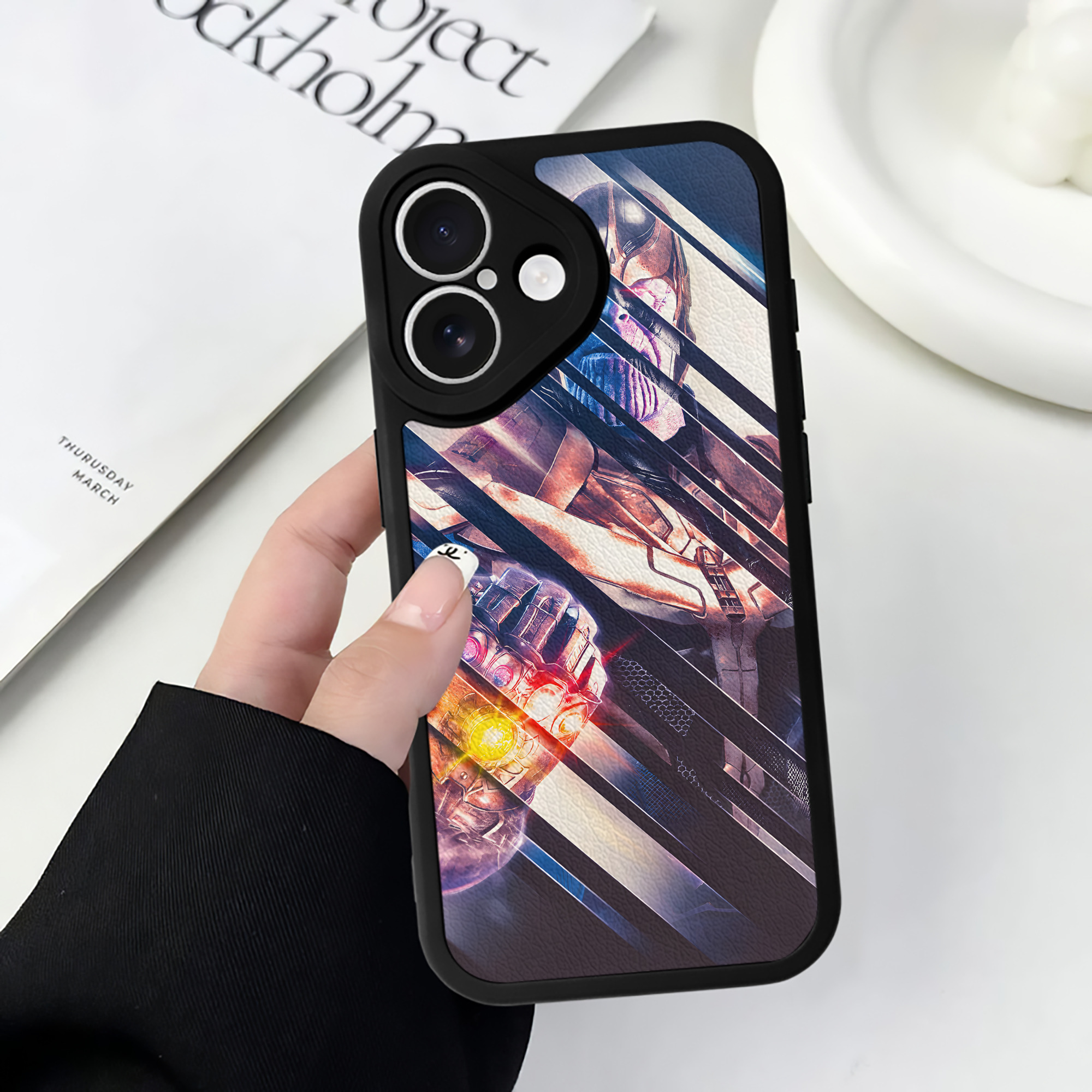 （画像用） アベンジャーズ The Avengers 【iPhone 16シリーズ対応】シリコンスマホケース（レザー調） 材質：シリコン
